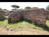 07442 ostia - regio iv - insula iii - edificio (iv,iii,2) - 4. raum von nordosten - bli ri sueden - 06-2024.jpg